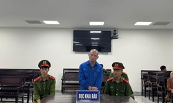 Đuổi đánh chủ tiệm cầm đồ để cướp xe máy
