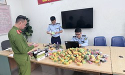 Hà Nội kiểm soát thuốc lá điện tử: 'Ẩn mình' phố cổ, bủa vây không gian mạng