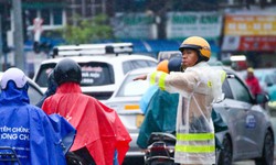 Mưa lớn kéo dài ở Hà Nội, người dân lưu ý những điều này khi ra đường