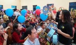 Người làm báo Xứ Nghệ mang "Vầng trăng yêu thương" đến trẻ em vùng biên
