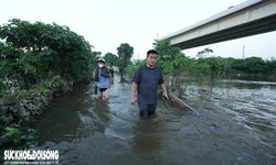 Cầu dân sinh chìm sâu, người dân Hà Nội mạo hiểm lội nước qua sông