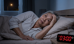 Vì sao người lớn tuổi hay thức giấc nửa đêm và giải pháp từ bữa tối