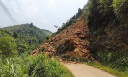 Hàng nghìn mét khối đất đá sạt xuống đường ở Lào Cai