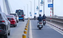Cầu Nhật Tân xuất hiện biển báo, vạch xác định khoảng cách xe