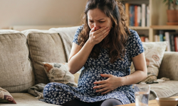 Mẹ bầu ốm nghén ăn gì để giảm buồn nôn mà con vẫn đủ chất?