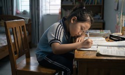 Cong vẹo cột sống ở học sinh: Tập luyện thế nào và khi nào cần điều trị?