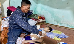 Gia cảnh người đàn ông chăm mẹ già, con bệnh, vợ bị tai nạn nghiêm trọng