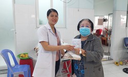 Trạm y tế ở TPHCM: Dược sĩ nấu bữa sáng cho người cao tuổi