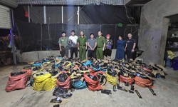 Phát hiện 248 bình 'khí cười' vận chuyển trái phép qua biên giới
