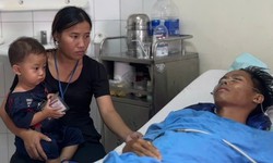 Xót xa cảnh chồng nằm viện chờ phẫu thuật, vợ phải ôm con nhỏ theo, cầu cứu sự trợ giúp