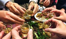 Ăn nhậu trong khu c&#225;ch ly, 9 người bị xử phạt 70 triệu đồng