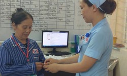 Nữ hộ l&#253; trả lại b&#244;ng tai v&#224;ng cho người bệnh