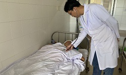Kinh hoàng dùng thìa tự đâm vào mắt