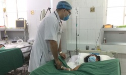 Cứu th&#224;nh c&#244;ng 2 người lớn sau khi rắn độc tấn c&#244;ng