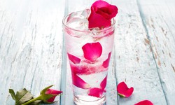 Uống nước hoa hồng ngăn ngừa nếp nhăn, cho l&#224;n da căng mọng