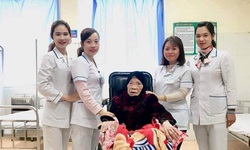 BV Thạch Thất phẫu thuật cứu sống mẹ liệt sỹ 103 tuổi g&#227;y ch&#226;n nguy kịch