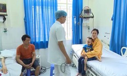 Lại một ca trẻ h&#243;c hạt nh&#227;n do người lớn bất cẩn