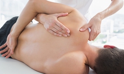 Đau v&#224; giới hạn khớp vai: Điều trị bằng xoa b&#243;p - bấm huyệt
