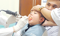 Bệnh về mũi, họng, c&#243; thể l&#224; biểu hiện của bệnh bạch hầu ở trẻ em
