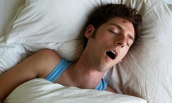 H&#225; miệng khi ngủ tăng nguy cơ s&#226;u răng