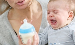 Sơ cứu cấp cứu sặc sữa ở b&#233; sơ sinh