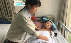 Hoảng hồn thanh ni&#234;n bị cả gi&#224;n b&#234; t&#244;ng đổ v&#224;o người, nguy cơ phải cắt cụt tay ch&#226;n