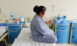 B&#224; c&#244; bị tiểu đường c&#243; vi&#234;n sỏi &quot;khủng&quot; tự mua thuốc uống, ch&#225;u g&#225;i phải &quot;n&#243;i dối&quot; để đưa đi chữa bệnh