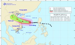 B&#227;o số 13 đi v&#224;o c&#225;c tỉnh từ H&#224; Tĩnh đến Thừa Thi&#234;n Huế, cảnh gi&#225;c lốc xo&#225;y, gi&#243; giật