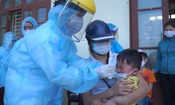 Cận cảnh lấy mẫu x&#233;t nghiệm cho người d&#226;n th&#244;n Ho&#224;ng X&#225; bị phong tỏa