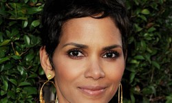 Halle Berry đẹp h&#250;t hồn ở tuổi 53