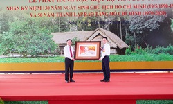 Ph&#225;t h&#224;nh bộ tem kỷ niệm 130 năm ng&#224;y sinh Chủ tịch Hồ Ch&#237; Minh