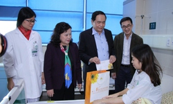 Chủ tịch Uỷ ban Trung ương MTTQ Việt Nam tặng qu&#224; Tết bệnh nh&#226;n ung thư BV Bạch Mai