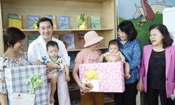 Ph&#243; Chủ tịch nước Đặng Thị Ngọc Thịnh thăm v&#224; tặng qu&#224; bệnh nhi ung thư tại Bệnh viện K