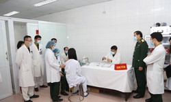Ng&#224;y 12/1, ti&#234;m vắc xin COVID-19 của Việt Nam liều cao nhất cho 3 người t&#236;nh nguyện