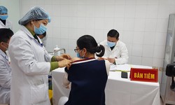 Nữ t&#236;nh nguyện vi&#234;n đầu ti&#234;n ti&#234;m vắc xin COVID-19 của Việt Nam liều cao nhất