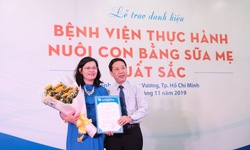 Bệnh viện đầu ti&#234;n tại TP.HCM được trao danh hiệu về thực h&#224;nh nu&#244;i con bằng sữa mẹ