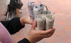 L&#234;n mạng học chế tạo ph&#225;o, nam sinh 13 tuổi bị dập n&#225;t b&#224;n tay