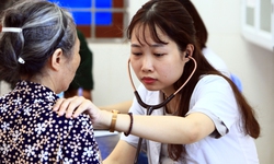 Tuổi trẻ ng&#224;nh Y  về nguồn tri &#226;n  thế hệ cha anh