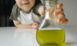 Trẻ 2 tháng tuổi bị bỏng axit khoang miệng vì người nhà cho uống nhầm axit trị mụn với lọ vitamin D3
