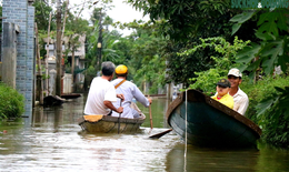 Cuộc sống ở nơi 'đường biến thành sông', ghe thuyền làm phương tiện đi lại