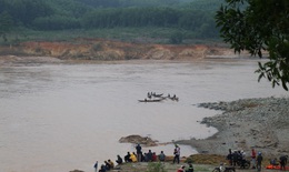 Giải cứu Phó Giám đốc Sở cùng 6 người mắc kẹt trên sông