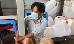 Bình Dương: Bị nhắc nhở vì lấn chiếm lòng đường, 2 đối tượng dùng dao tấn công cảnh sát rồi bỏ trốn