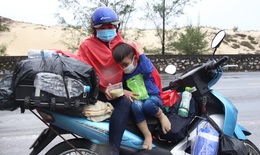 Những đứa trẻ và hành trình thiên lý 'đội nắng, dầm mưa' cùng cha mẹ về quê