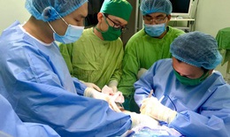 6 giờ nối lại bàn tay đứt rời không dùng chỉ khâu