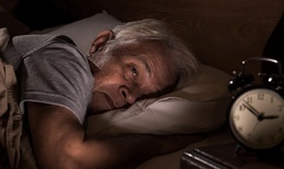 Người cao tuổi với chứng tiểu đêm: Cảnh giác nguy cơ té ngã, đột quỵ