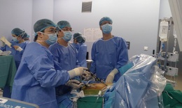Lần đầu ti&#234;n tại Việt Nam thực hiện kỹ thuật nội soi lấy mảnh gan từ người hiến sống gh&#233;p gan