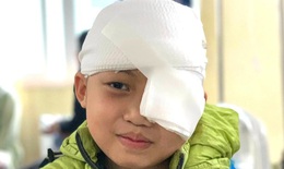 
Cậu bé có khối u "khủng" ở mắt trái đã khóc khi nhìn thấy mẹ sau ca phẫu thuật thành công