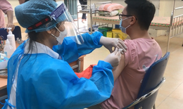 Học sinh THPT tại Hà Nội bắt đầu được tiêm vaccine