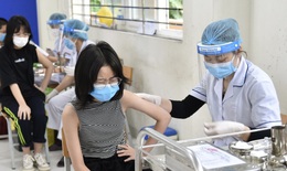 Hà Nội tiêm vaccine COVID-19 cho học sinh lớp 7, 8