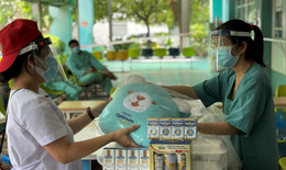 Vinamilk Sure Prevent & Optimum Gold trao tặng quà cho các bệnh viện tuyến đầu nhân Ngày Gia đình Việt nam